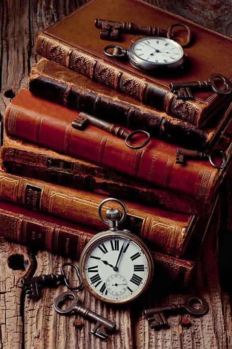 Deri Kaplı Kitaplar ve Antika Saatler Tablosu 41x61cm
