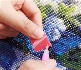 MODERNMarcel Sanat Elmas Mozaik Tablo & Diamond Painting TurkeyMM20173500Çiçeklerin Yanında Oturan Şapkalı Kadın 46x61cm